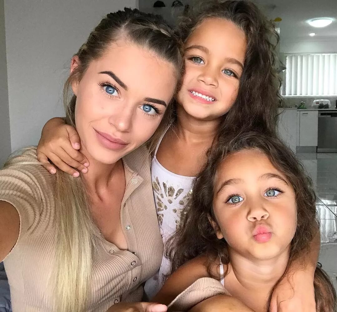 красивая дочь. две девушки из соцсетей. дочку дома 18. дочку дома 18. дочку дома 18.