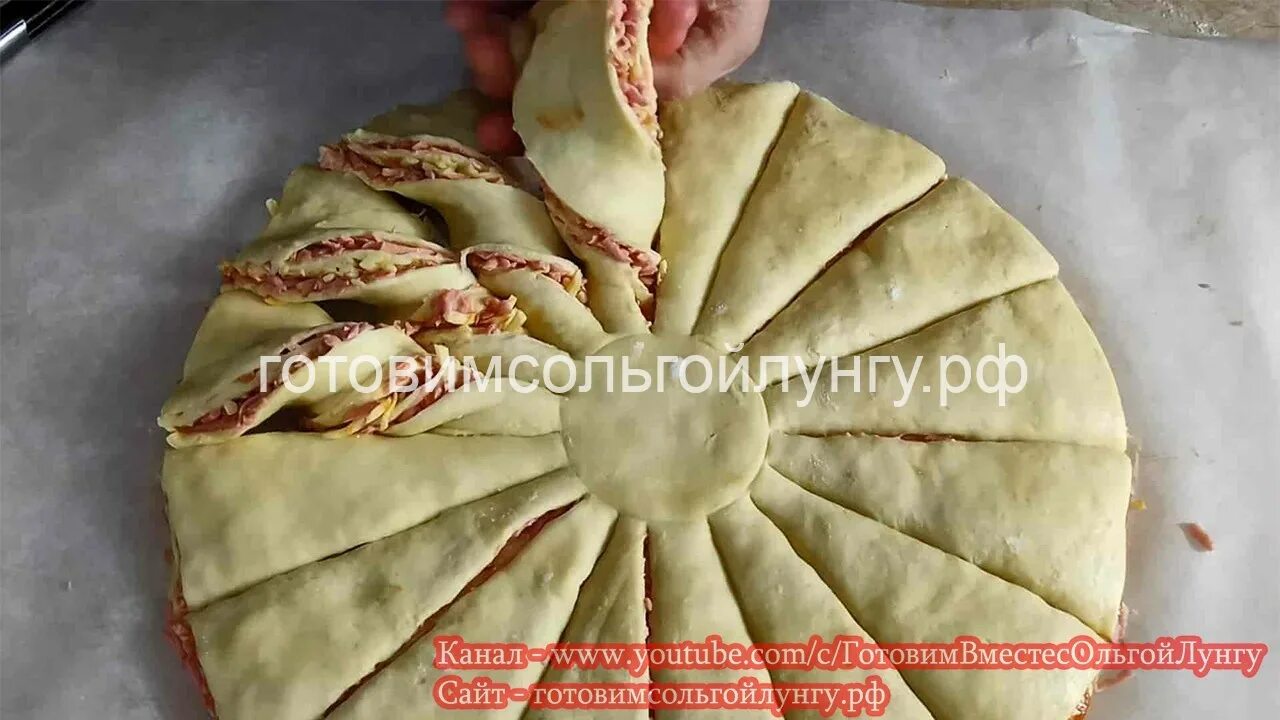 пирог с колбасой из дрожжевого теста. выпечка из колбасы и сыра. пирожки с колбасой и сыром из дрожжевого теста. дрожжевое тесто колбаса. дрожжевое тесто колбаса.