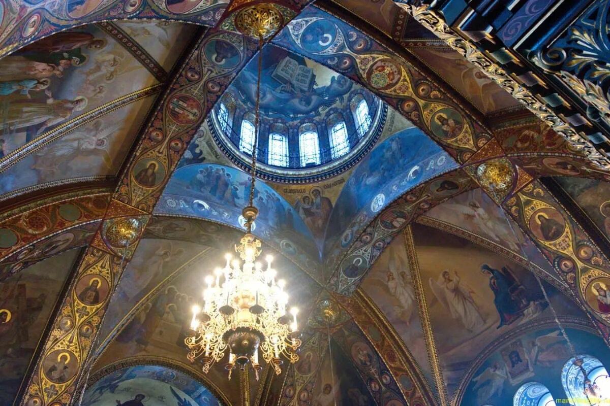 коломенское церковь с синими куполами. сергиев посад церковь голубые купола. золотые купола богоявленского монастыря. божья матерь в куполе храма. храм в честь казанской иконы божией матери оптина пустынь.