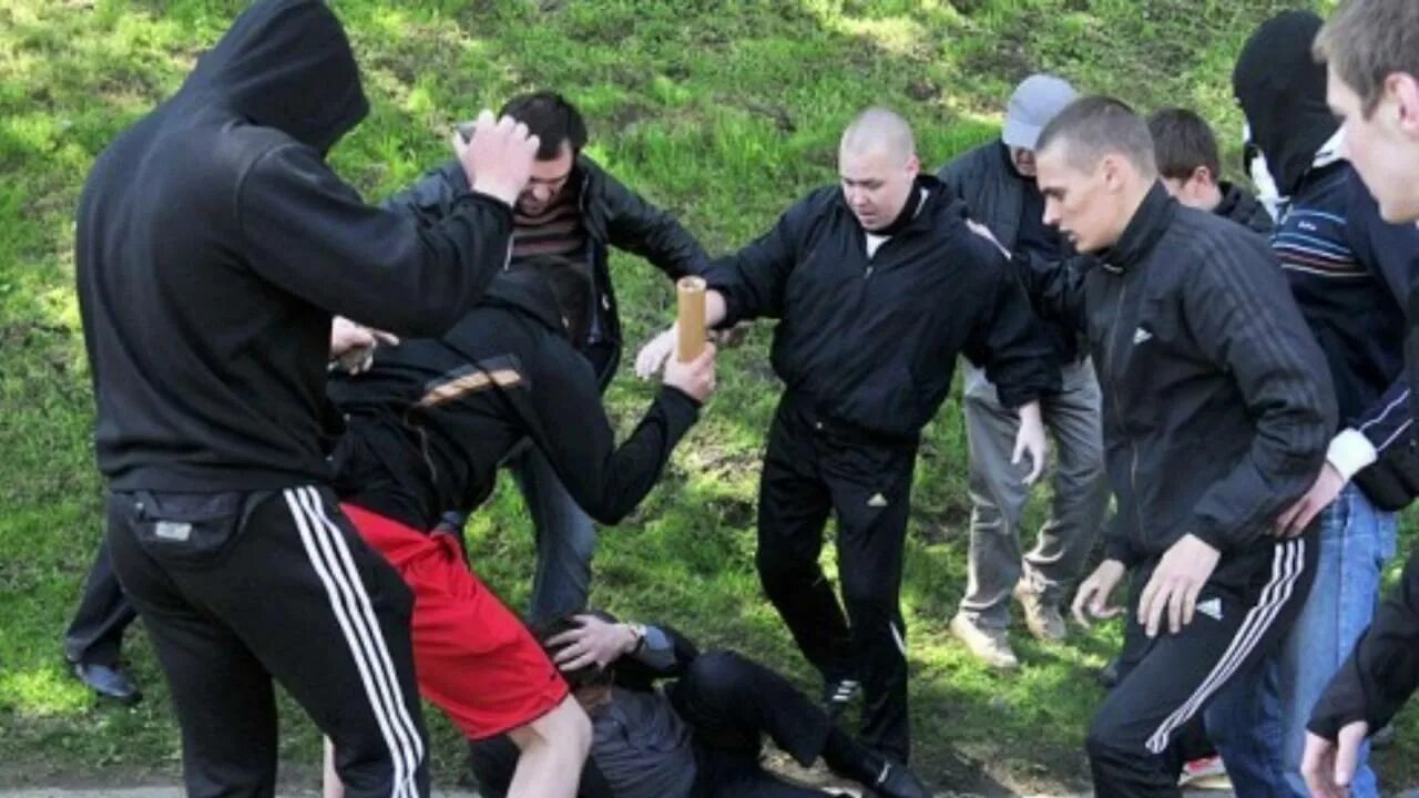 Панки анархисты. Панк рокеры субкультура. Панки на митинге. Панки анархисты. Драки нефоров.