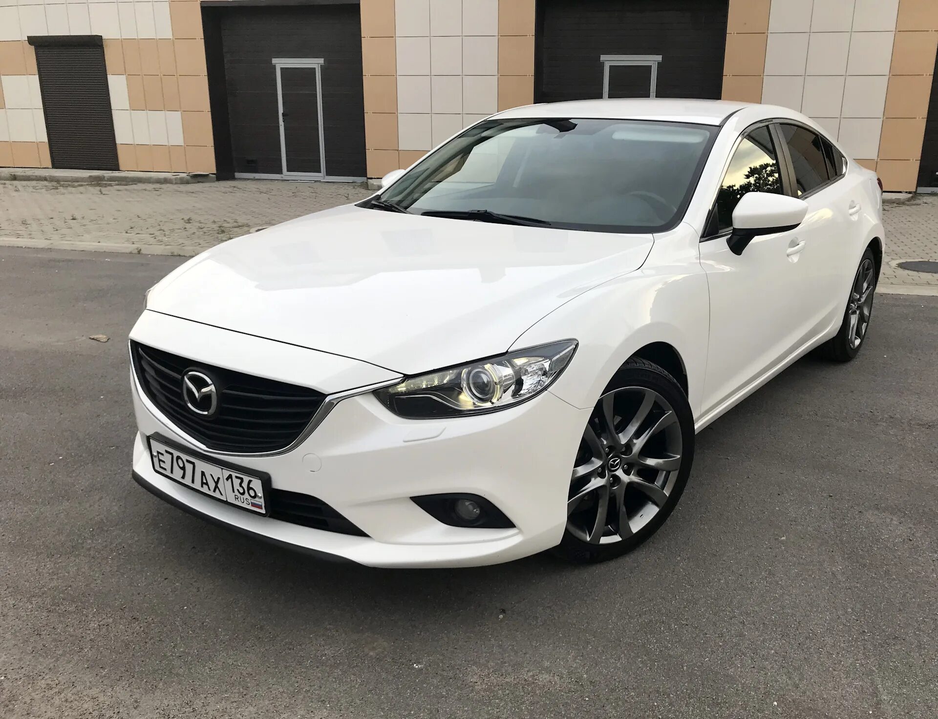 Белая r. Mazda 6 r19. mazda 6 белая r 19. mazda 6 gj диски r19. мазда 6 r19 графит.