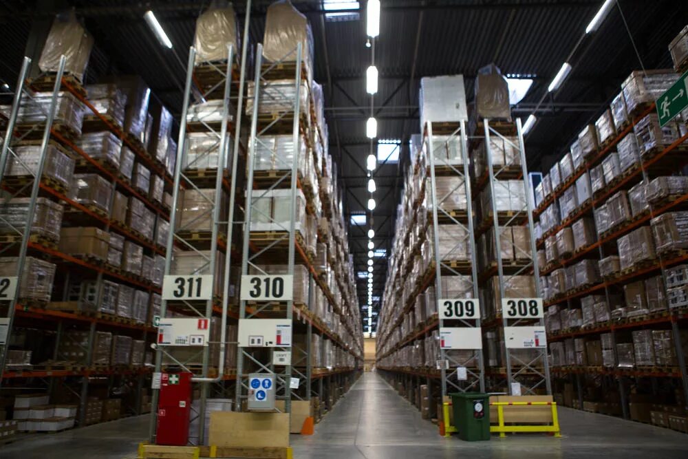 Высокий склад. Большие склады. Огромный склад. Ikea склад. Самый высокий склад.