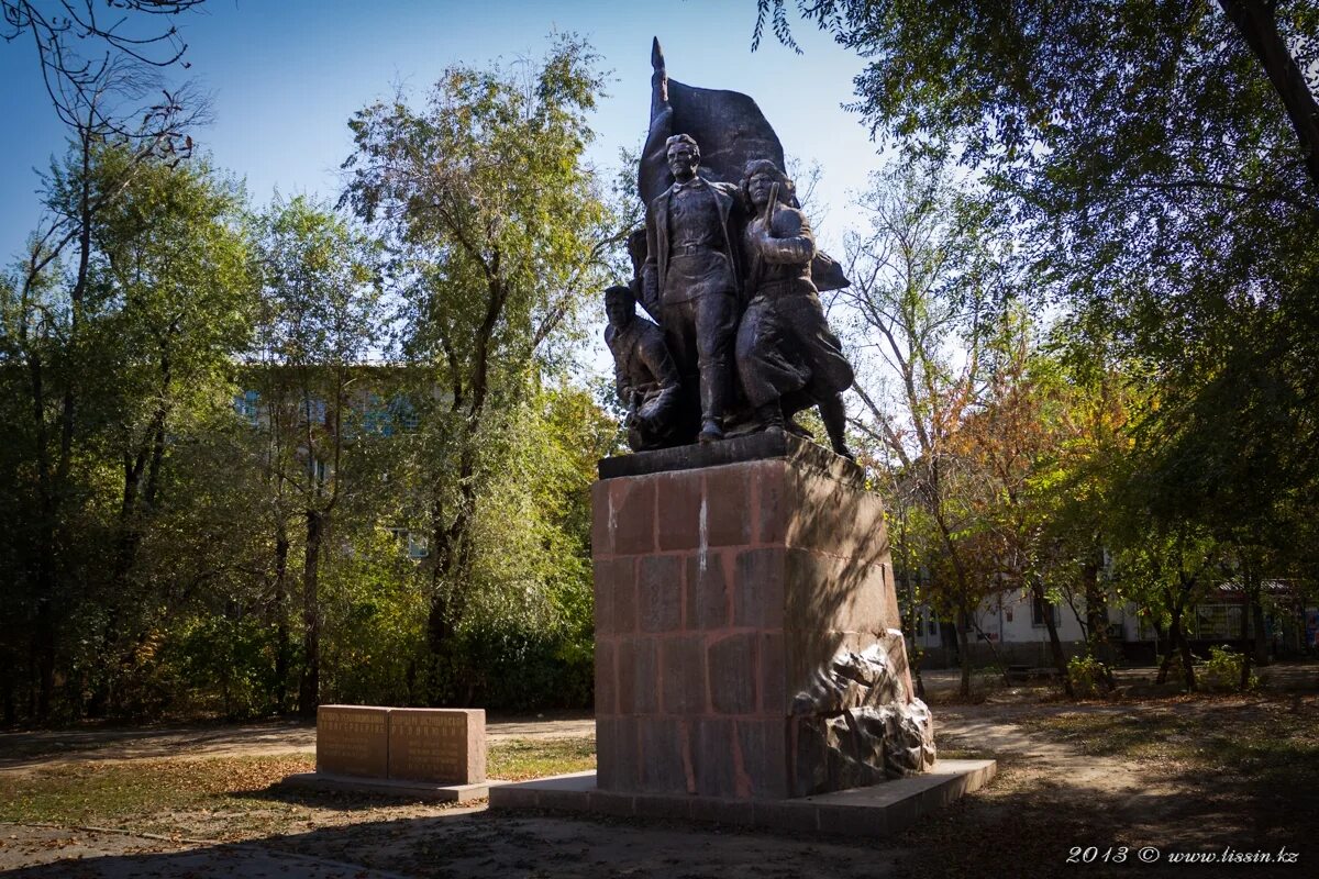 Памятники алматы. Монумент алматы. Памятники алматы. Алма ата памятник ленину. Памятник великой октябрьской революции ростов-на-дону.