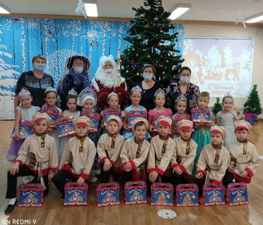 Новогодний утренник. Дети в саду. Новогоднее выступление в детском саду. Праздники в детском саду. Утренник в детском саду новый год.