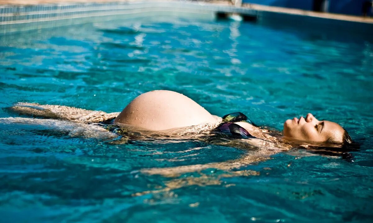 Плавание бассейне беременных. Беременная женщина в бассейне. Беременная в бассейне. Занятия для беременных в бассейне. Аквааэробика для беременных.