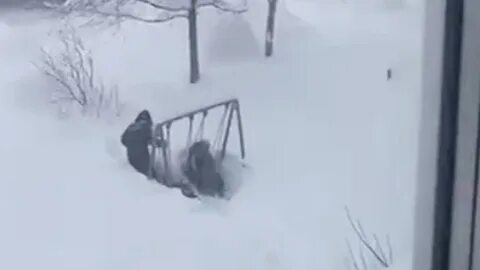 В снежный сугроб имеющий температуру 0