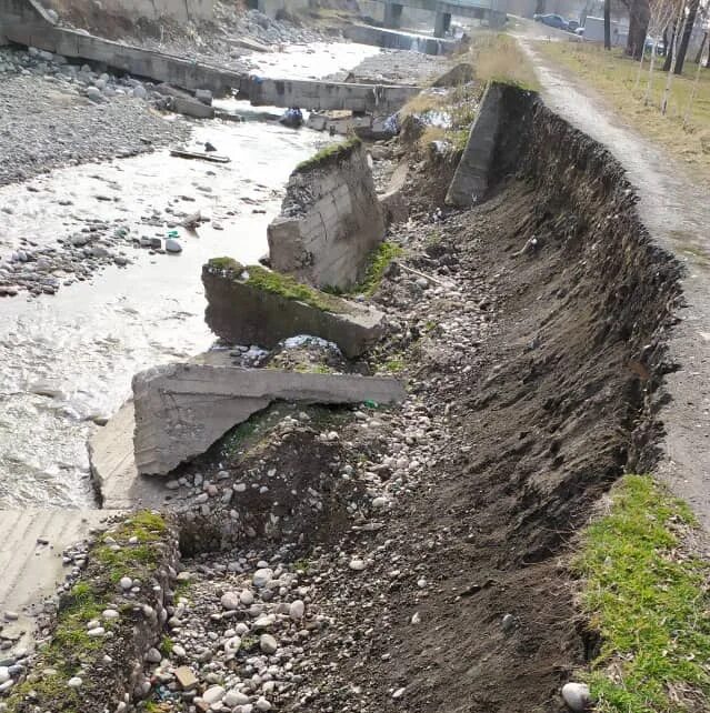 В иных местах терек подмывает самую подошву
