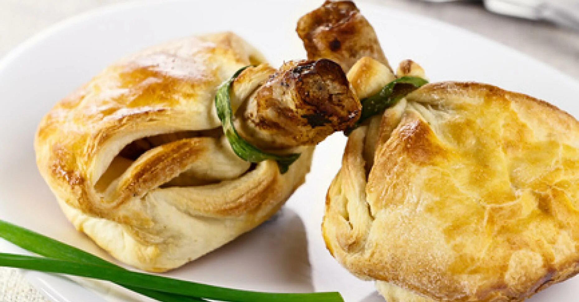 курица в мешочке из слоеного теста. куриные голени в слоеном тесте. курица в мешочке из слоеного теста. голень в мешочке. куриная ножка в тесте.