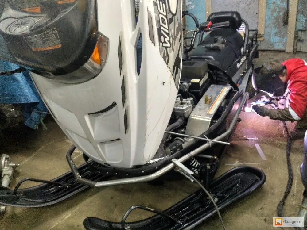 снегоход с мотором. техобслуживание снегоходов. разобранный снегоход. подъемник снегохода sledez. ремонт снегоходов.