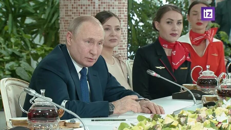 Женщина с видео с путиным. Женщина с видео с путиным. Женщина с видео с путиным. Женщина с видео с путиным. Женщина рядом с путиным.