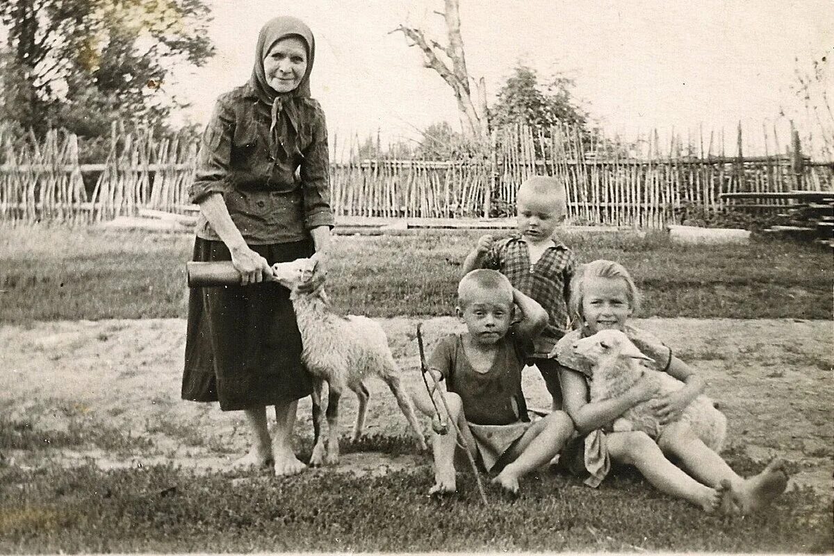 Босоногое детство СССР. Советское детство в деревне. Деревенское босоногое детство. Детство босоногое 1950г.