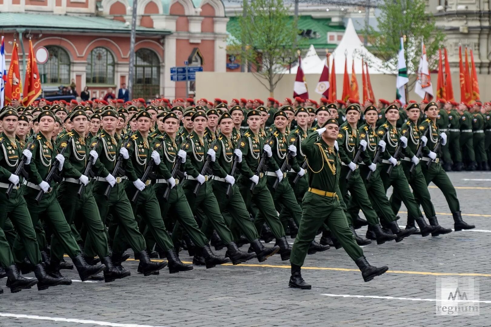 Песня солдаты на парад. Солдаты маршируют на красной площади. Военный парад. Солдаты на параде. Военные на параде маршируют.