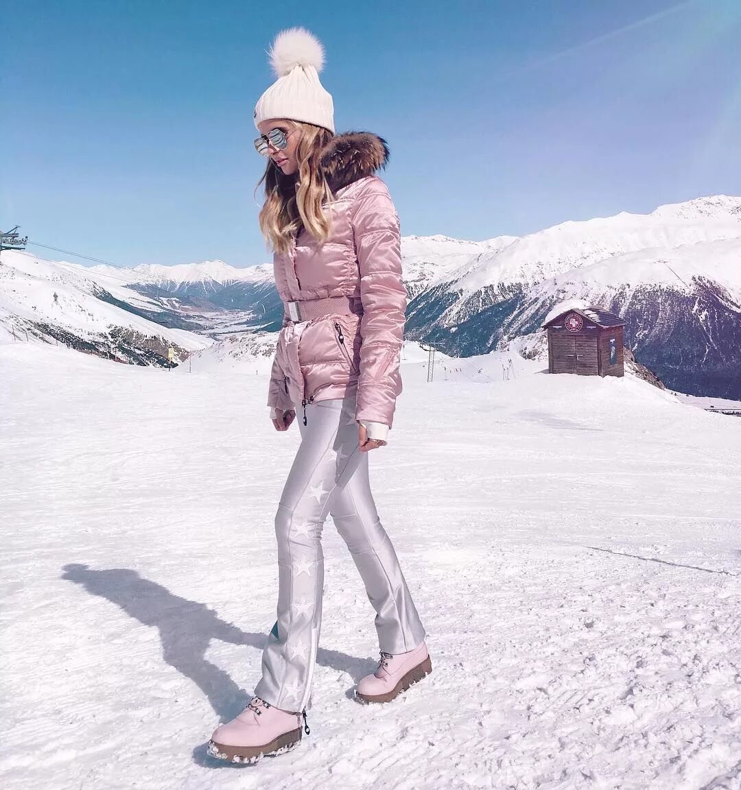 Фото зимнего костюма. Комбинезон Odri Courchevel. Odri горнолыжные костюмы. Комбинезон богнер женский горнолыжный. Винтер костюм зимний.
