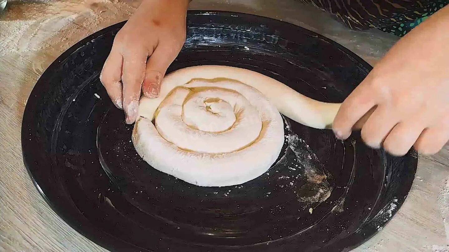 Булочки улитки с сахаром. Пирожок со спиралью. Тестомес valex hs20 2 скорости. Конусные трубочки для выпечки. Тесто спиралью.