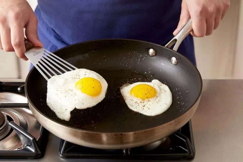 Cooked egg. Сковорода с яичницей. Сковородка для яичницы. Яичница глазунья. Сковорода для яичницы глазуньи.