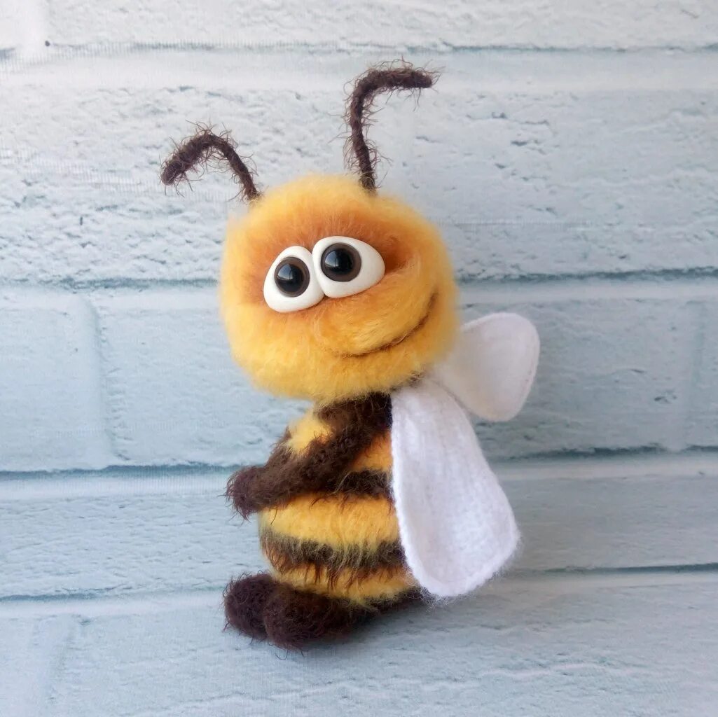 Включи жу жу жу в садик. Жужу Пчелка Жужу. Жижа с пчелой. Пчёлка жу-жу-жу. Пчелка жжжу жу жу.