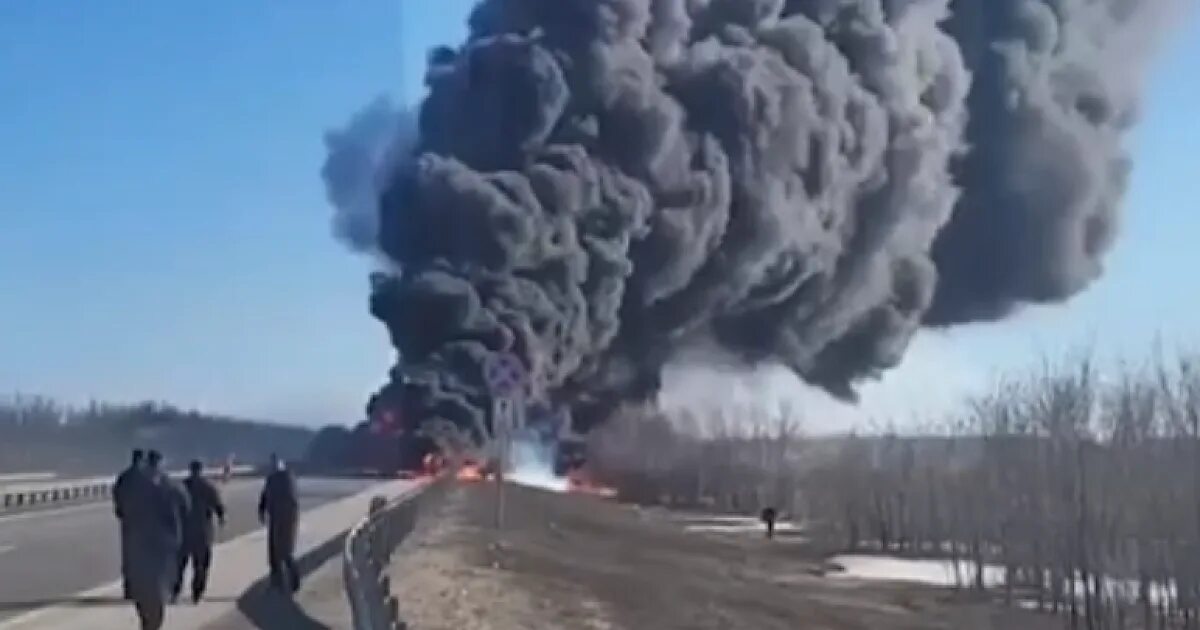 27 ноября 2012. Авария м4 Воронежская область вчера с бензовозом. Авария на трассе м4 Дон сегодня. ДТП трасса м4 Дон вчера. Сгорела фура на трассе м4.