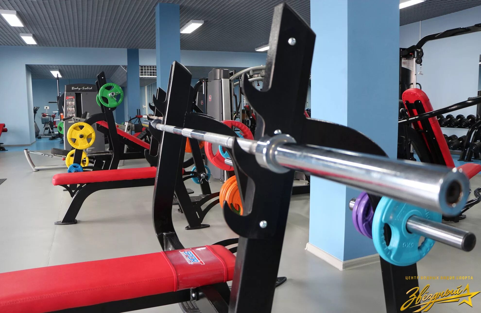 Спортзал томск. Звездный Киров тренажерный зал. Тренажерный зал Звездный Томск. Тренажерный зал Междуреченск Звездный. Спортзал в Звездном Томск.