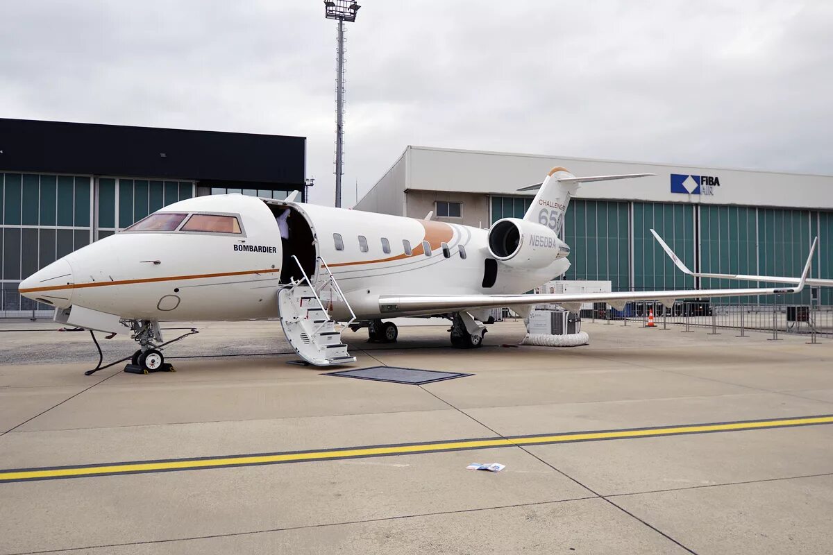 Bombardier 650. Самолет Bombardier Challenger 650. Бомбардье Челленджер 650. Бизнес Джет бомбардир Челленджер 650. Bombardier Challenger 650 частный.