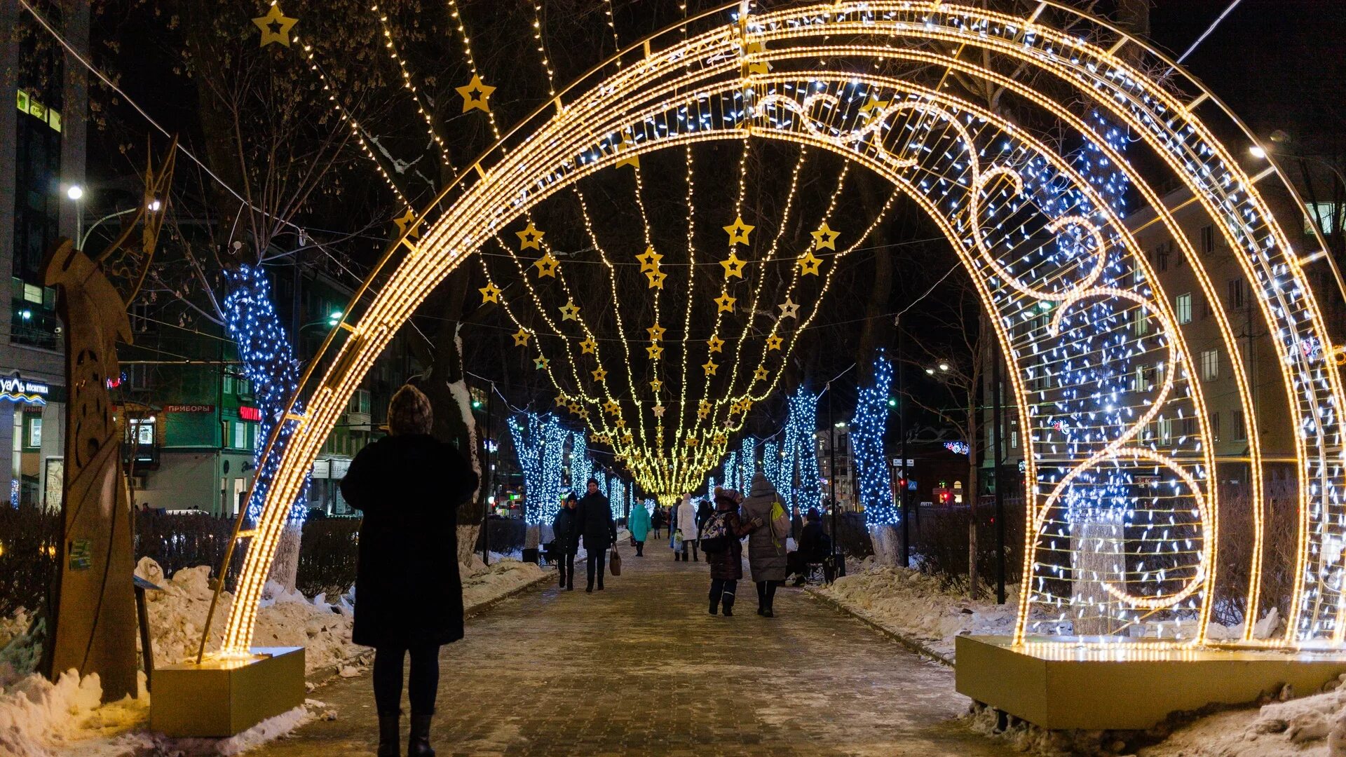 Погода украсили. Новогоднее украшение города. Украшение улицы к новому году. Город украшенный к новому году. Украшенные улицы.