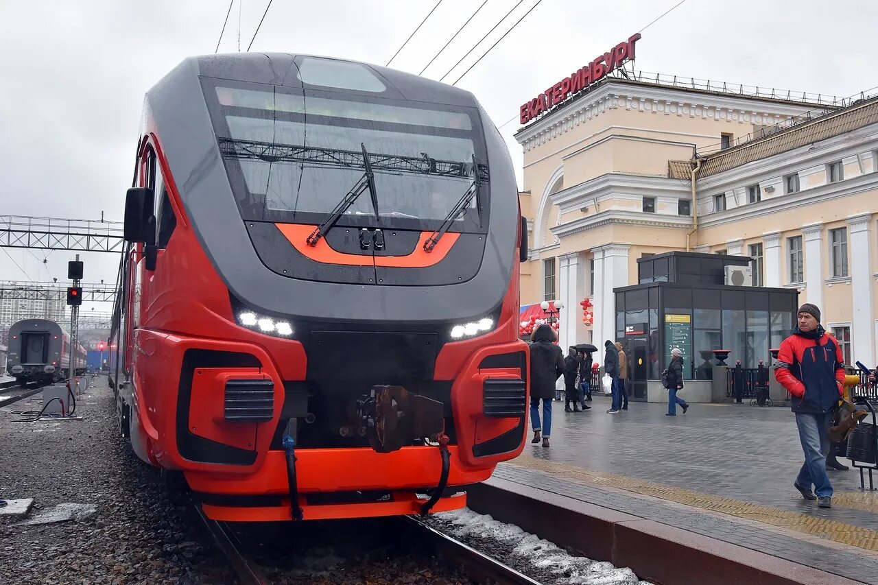 Электричка челябинск екатеринбург ласточка. Электричка Орлан Екатеринбург Челябинск. Поезд Орлан Челябинск Екатеринбург. Поезд Орлан Челябинск. Рельсовый автобус Орлан.