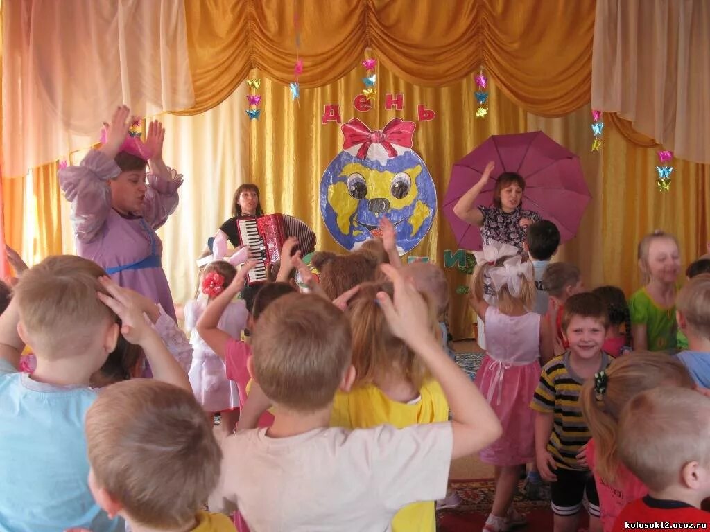 тематика выпускного в детском саду в стиле. в детском саду сценарии путешествия. на горшках сценка в детском саду. воспитатель раздаёт материал мелкий с руки детям фото. в детском саду сценарии путешествия.