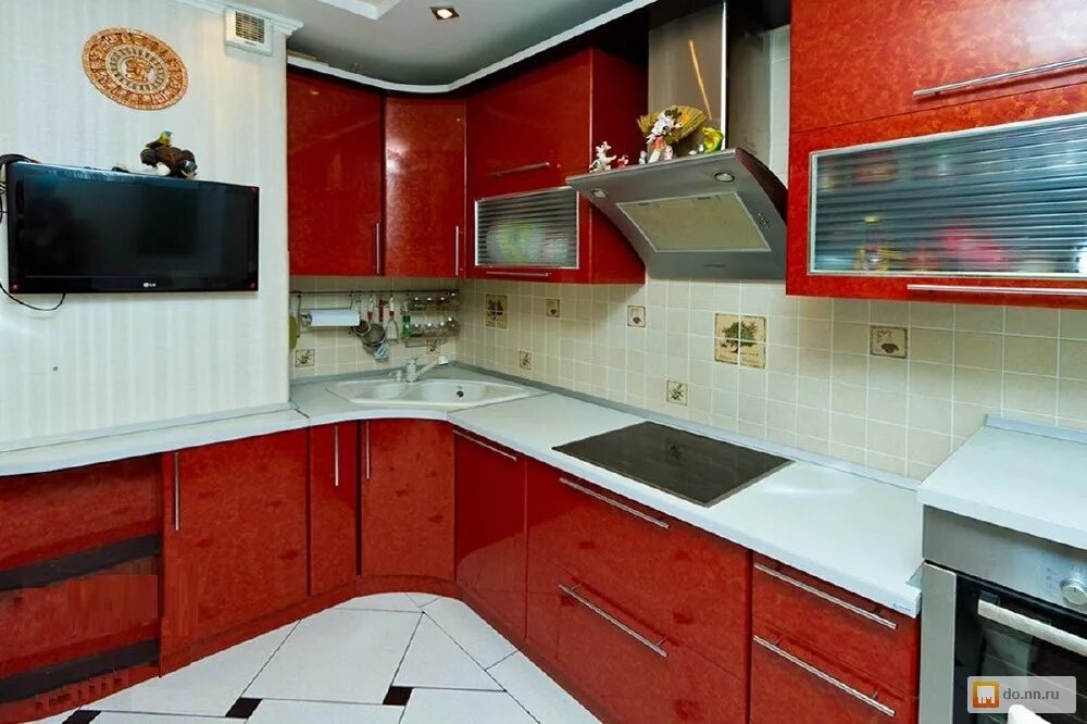 Кухни нижний б у. Красные фасады из пластика для кухни. Показать встроенные кухни. Красные фасадные кухни для дом. Идея кухни Нижний Новгород.