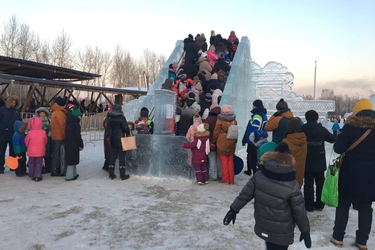 Масленица на татышева в красноярске 2024. Татышев парк Красноярск зима. Татышев Красноярск зимой. Горки из льда Красноярск остров Татышев. Ледяные горки.