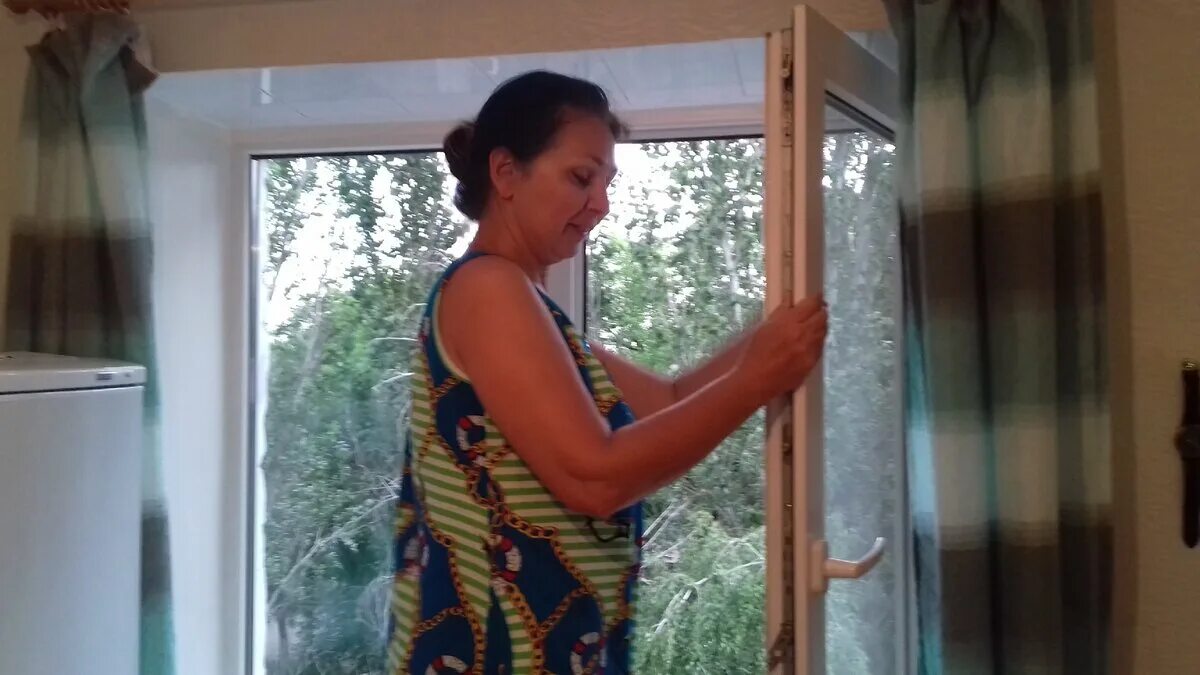 Не сидится дома. Бабушка моет окно. Бабуля моет окна. Мама моет окна на даче. Бабушка моет окно фото.
