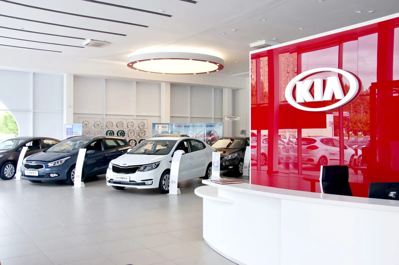 Автосалоне партнере банка. Дилерский центр Kia. Kia Motors машина. Апельсин Нижнекамск автосалон Киа. Киа новый дилерский центр.