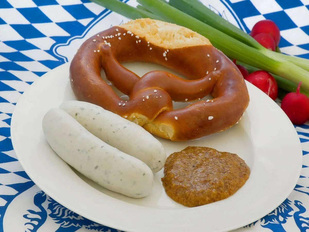 Сосиски Вайсвурст. Weisswurst белая Баварская колбаса. Национальная еда Германии Баварские колбаски. Мюнхенские сосиски.