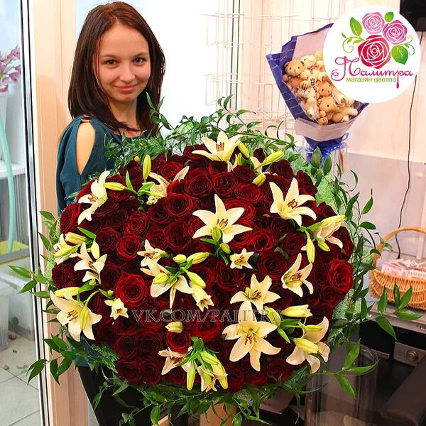 Заказать цветы dostavkatsvetov dostavkatsvetov ru. 101 Лилия букет. Лилии в цветочном магазине. Огромный букет красных лилий. Цветочный магазин Лилия.