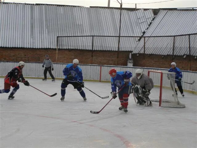 каток на мжк. каток в бийске 2023. югс юрга служба в храмах города. спортивная арена снежинка юрга. каток юрга.