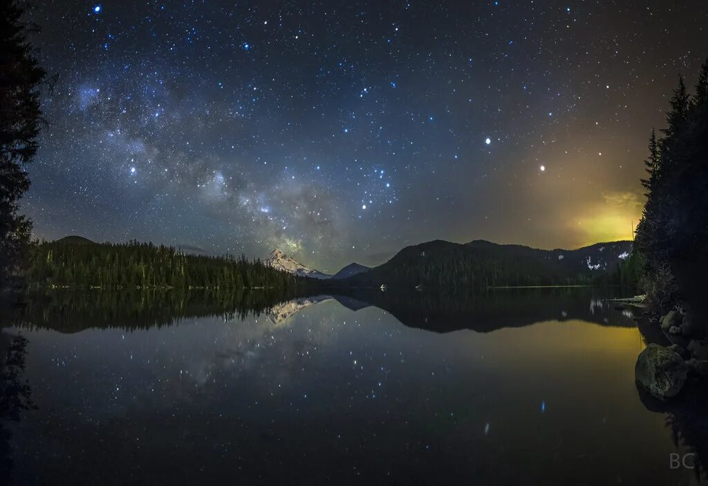 Night lake. Ночной пейзаж. Озеро ночью. Красивая ночь. Звезды над озером.