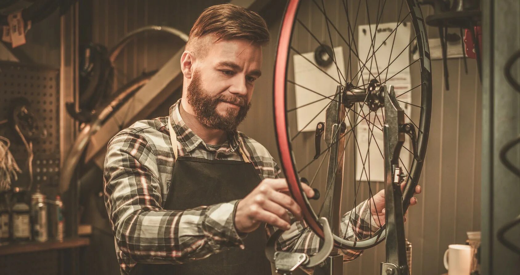 Bike mechanic. Велосипедный механик. Велосипед механика. Механики вело. Инструмент вопрос арт механик велосипед.