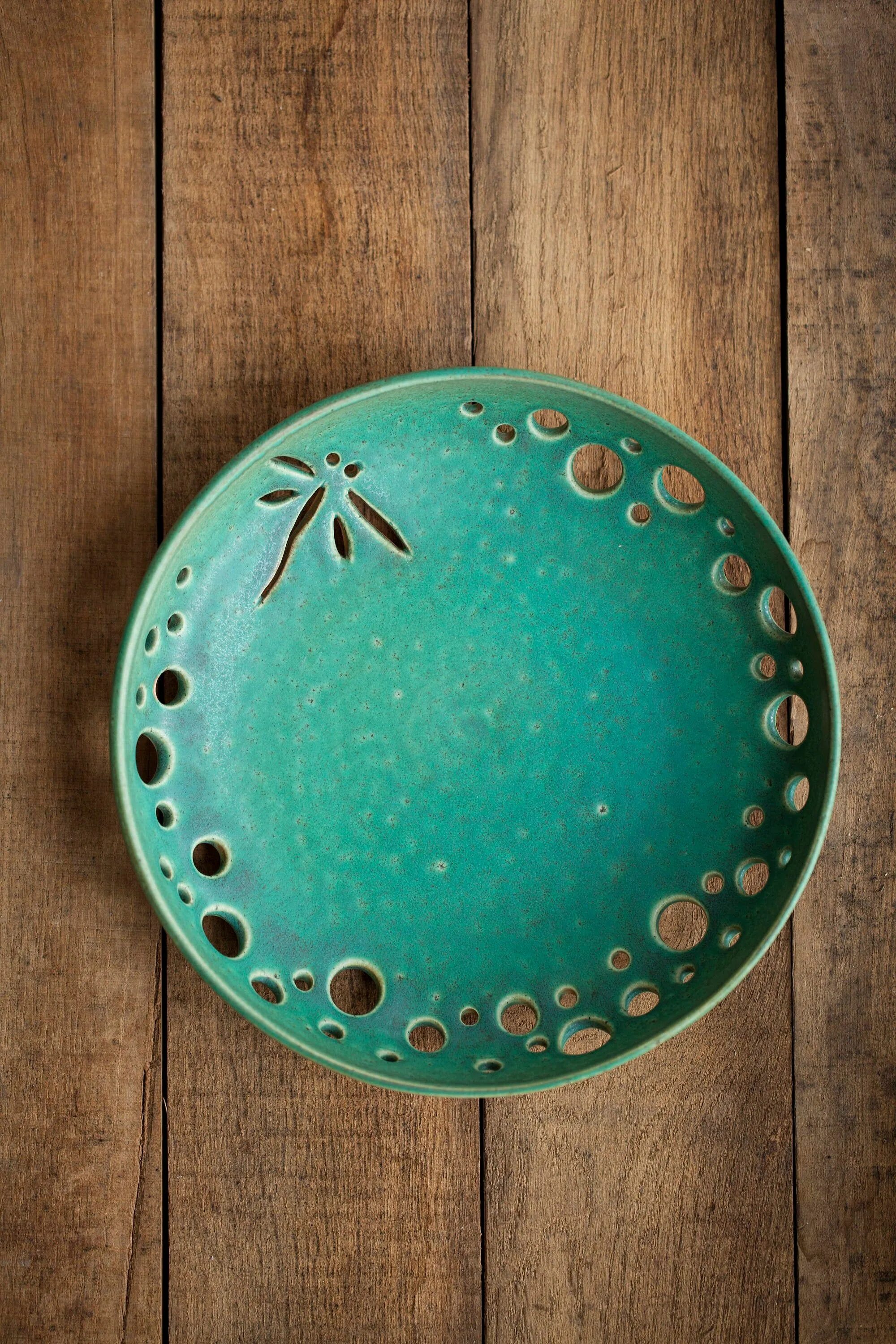 Интересная тарелка. Керамическая тарелка. Тарелка глиняная. Тарелки из керамики. Тарелки из глины.