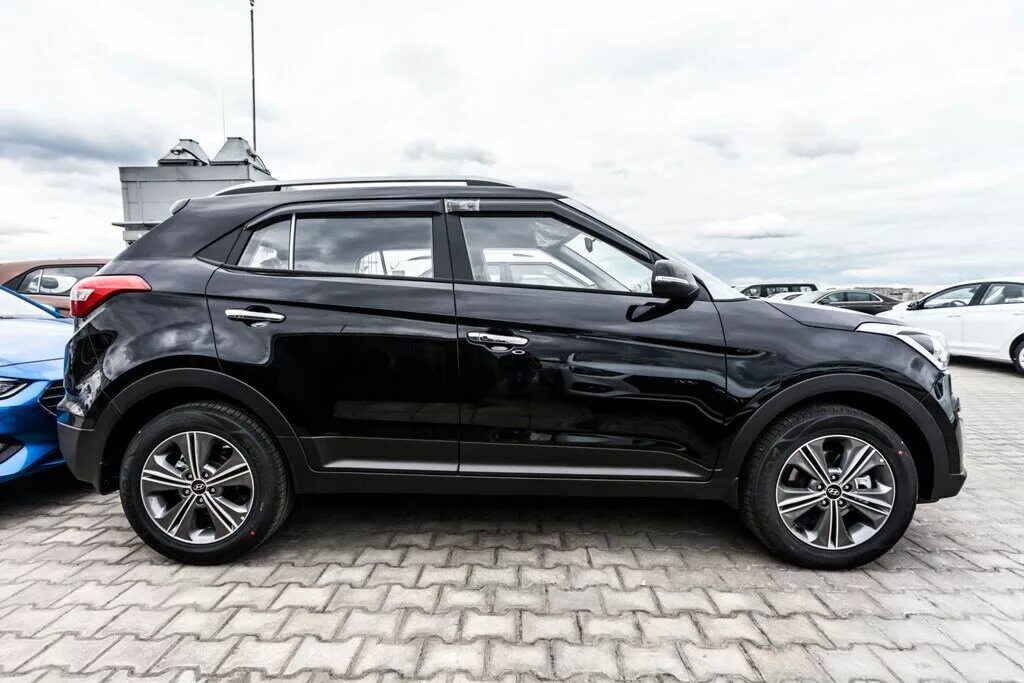 Hyundai Creta 2019 года серая на черных дисках фото.
