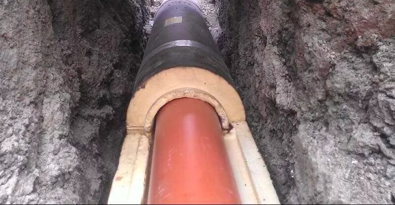 Утеплить трубы под землей. Теплоизоляция наружного водопровода 20мм. теплоизоляция для труб пнд 32 в земле. прокладка пнд трубы 32 с утеплителем для скважины. утеплитель для труб водопровода под землей д 32.