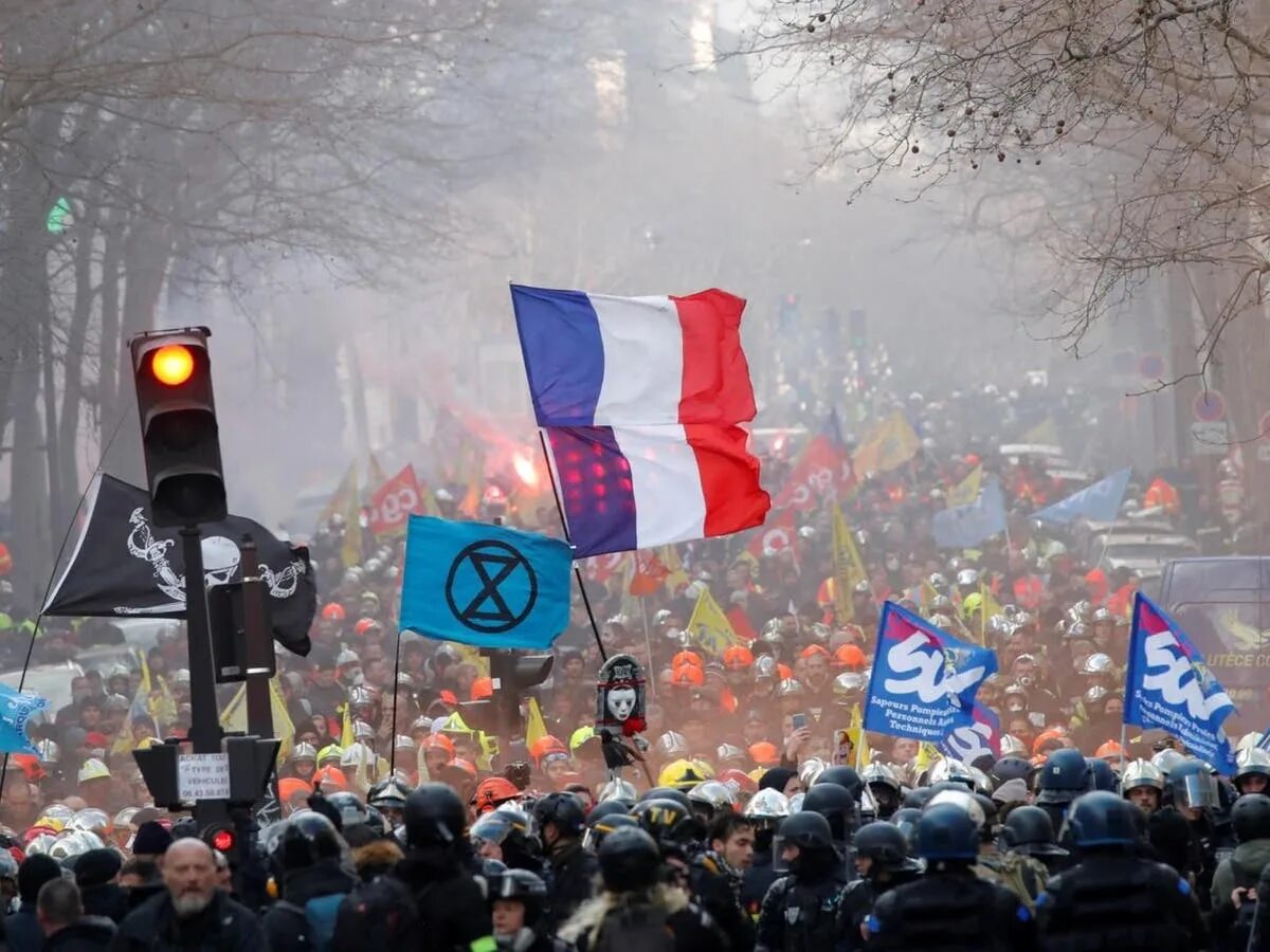 Митинги в париже. Митинги во Франции 2020. Протесты во Франции 2020. Манифестация во Франции. Манифестация во Франции сейчас.