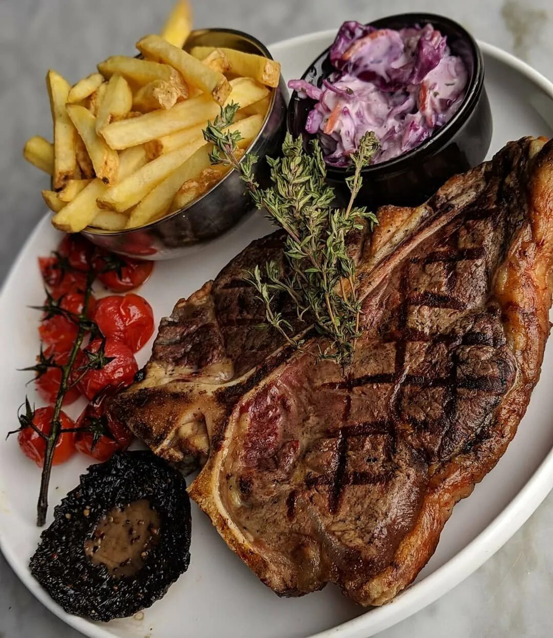 мясо приготовленное. жареное мясо. стейк свиной шашлык. стейк антрекот из говядины. стейк из телятины рибай.