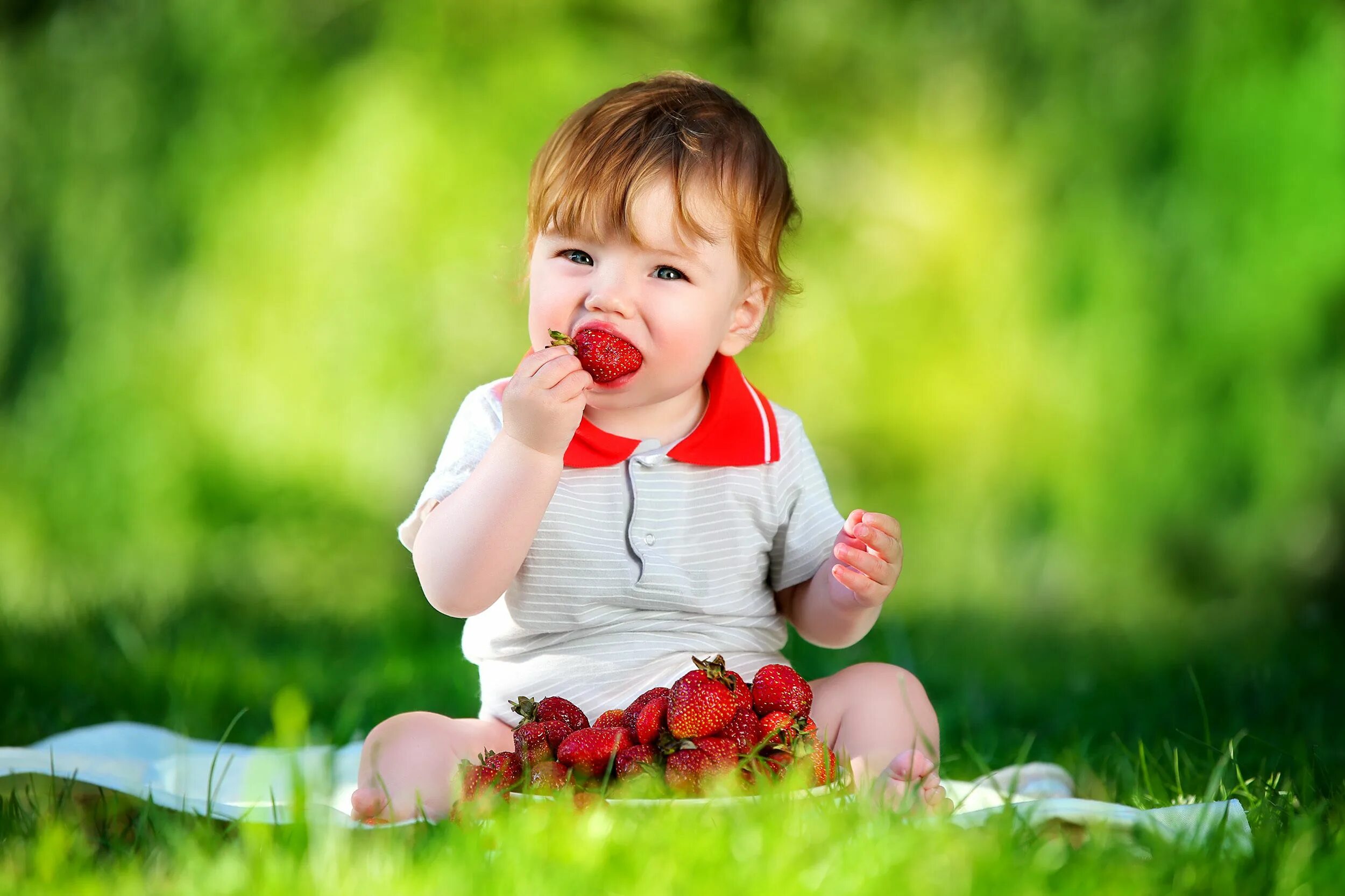 Baby i can get. Клубника для детей. Фотосессия детей с клубникой. Земляника для детей. Малыш с клубникой.
