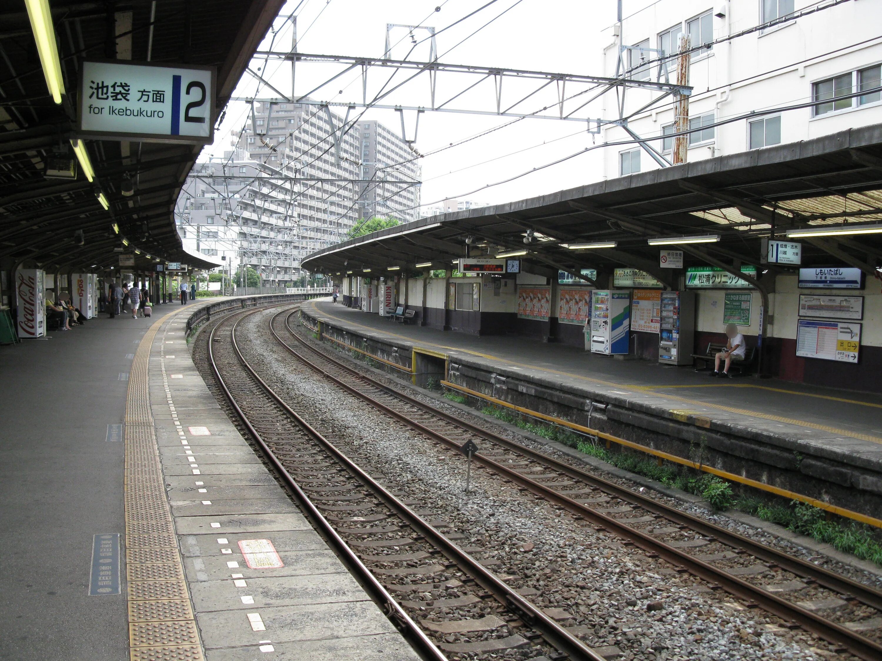 Итабаши, Токио, Япония. Кривая платформа. Tobu Tojo line Station numbers. Japan right