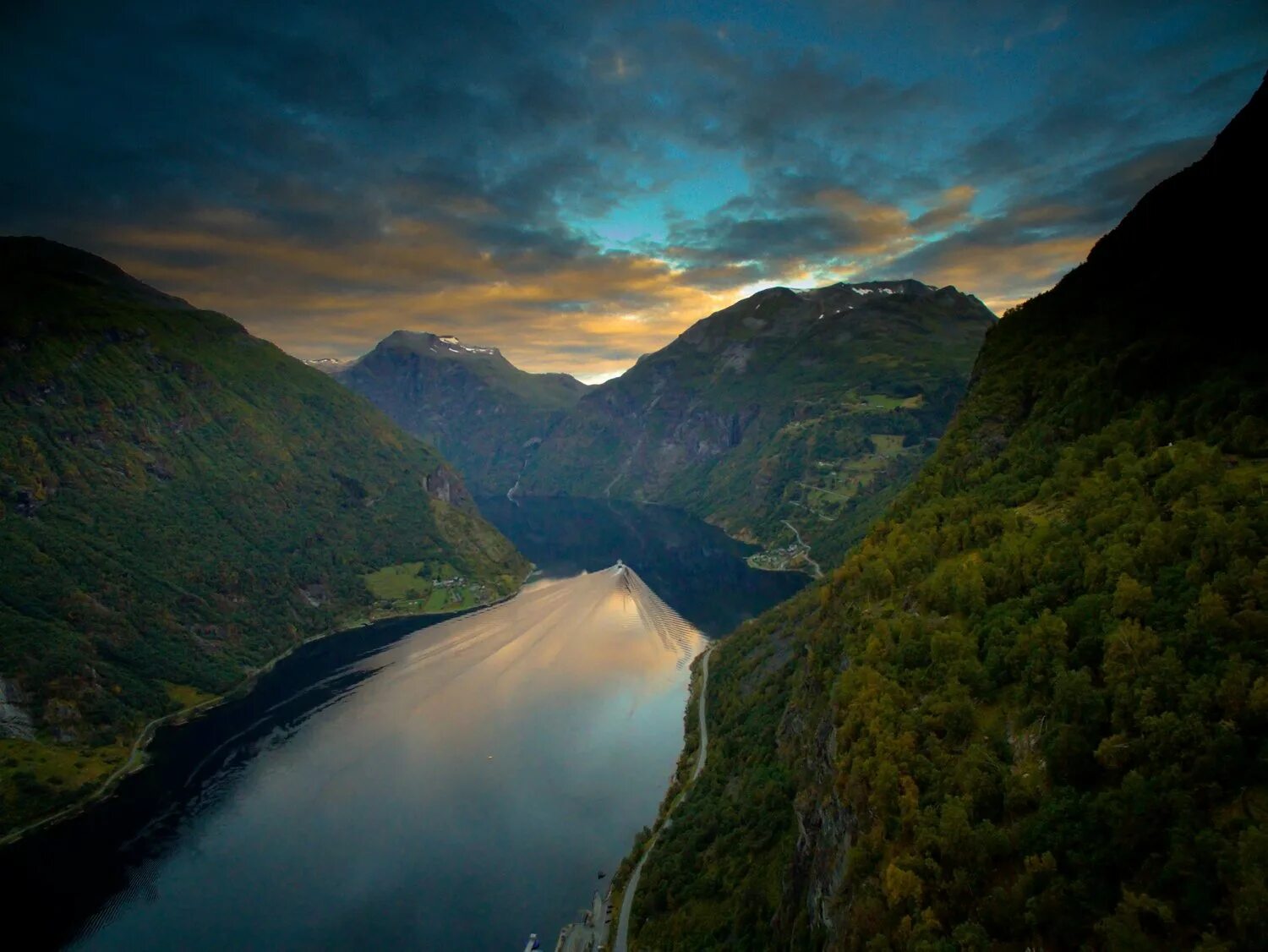Норвегия самая. Красивые фьорды Норвегии. Ночные фьорды Норвегия. Красивые пейзажи Норвегии фьорды. Обои на рабочий стол природа Норвегии.