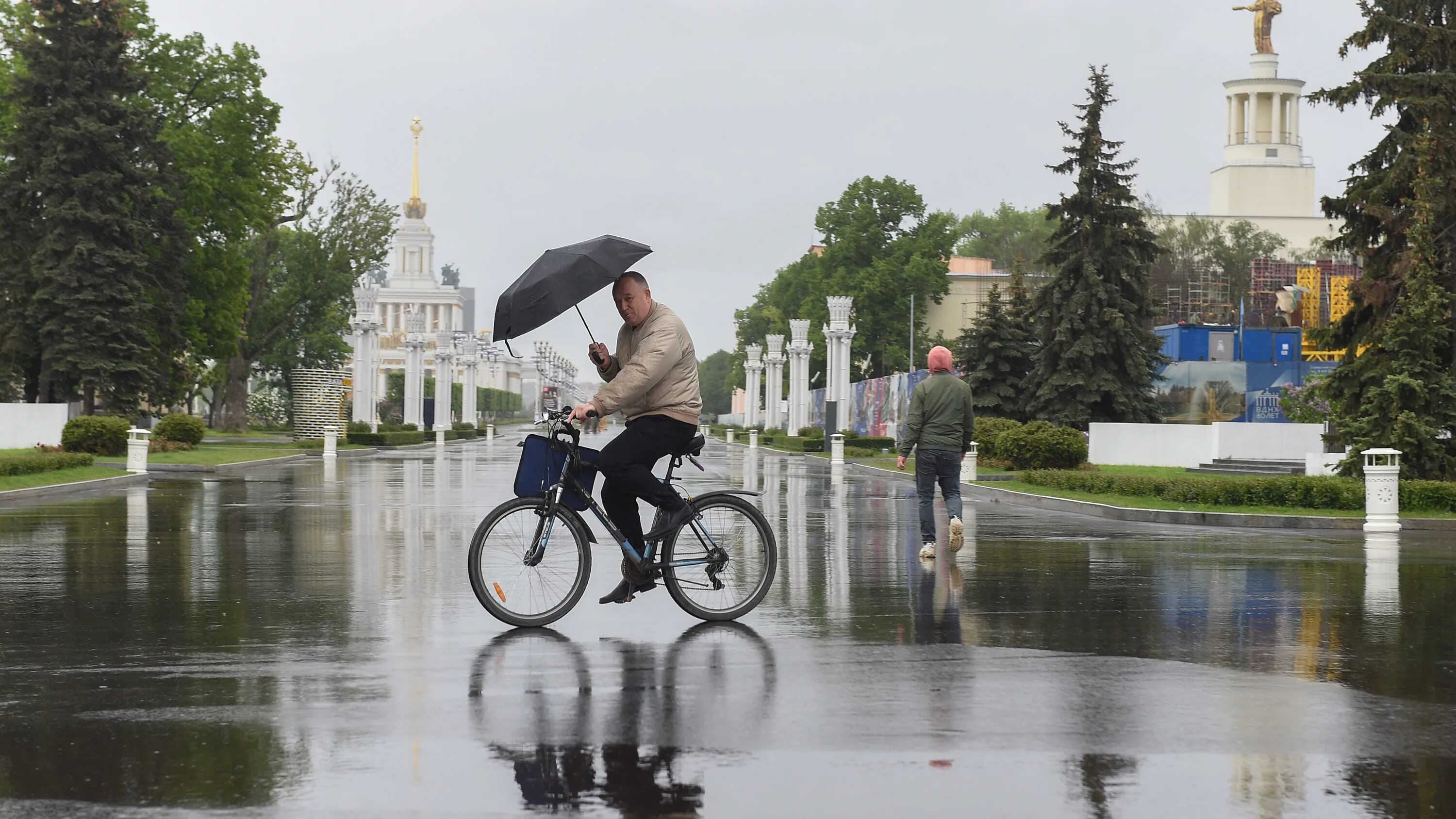 Синоптик москва россия. Дождь в России. Весенний дождь в Москве. Дождливый день в Москве. Ливень и ветер в Москве.