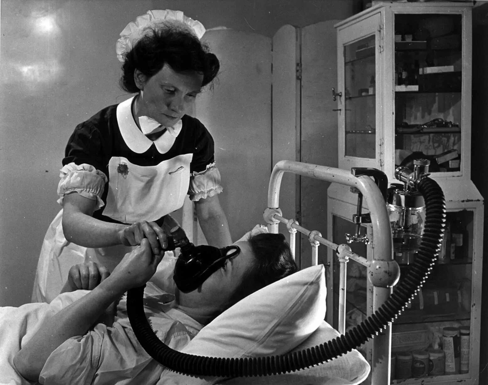 После 14 часовых родов медсестра предложила. Медицина прошлого века. Медсестра 20 века. Медсестра в прошлом.