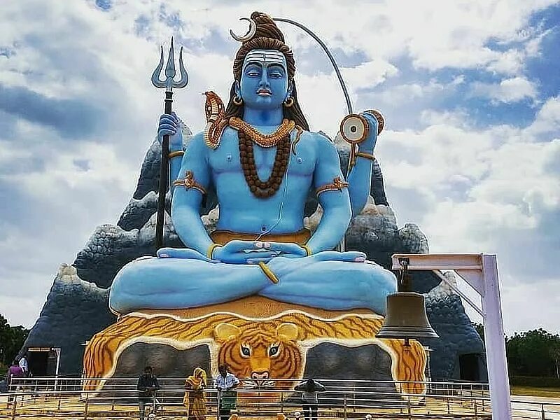 Шива мурдешвар. Статуя шивы мурудешвара. Статуя шивы в индии. Бог шива в индии скульптуре. Шива памятник индия.