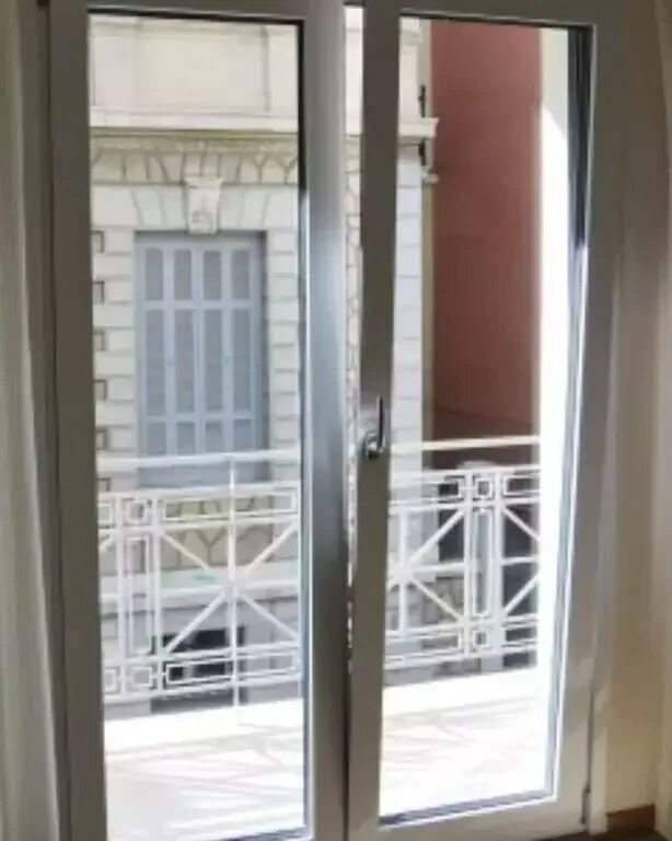 Металлопластиковые двери на балкон. Двойные пластиковые балконные двери. Пластиковые двери на лоджию. Двойные пластиковые балконные двери. Двойные пластиковые балконные двери.