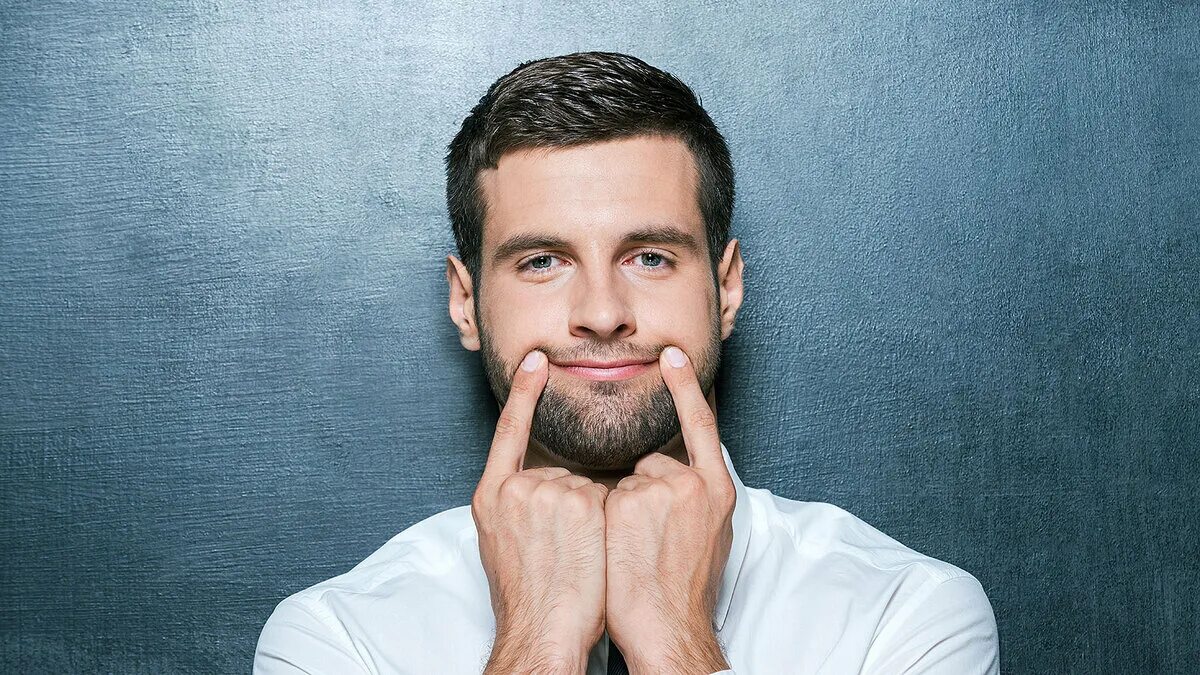 Человек улыбается в ответ