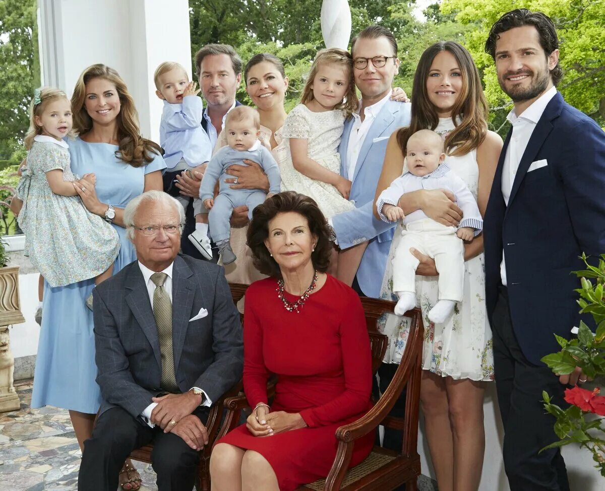 Королевская семья Швеции. Семья короля Швеции. Королева Швеции с семьей.