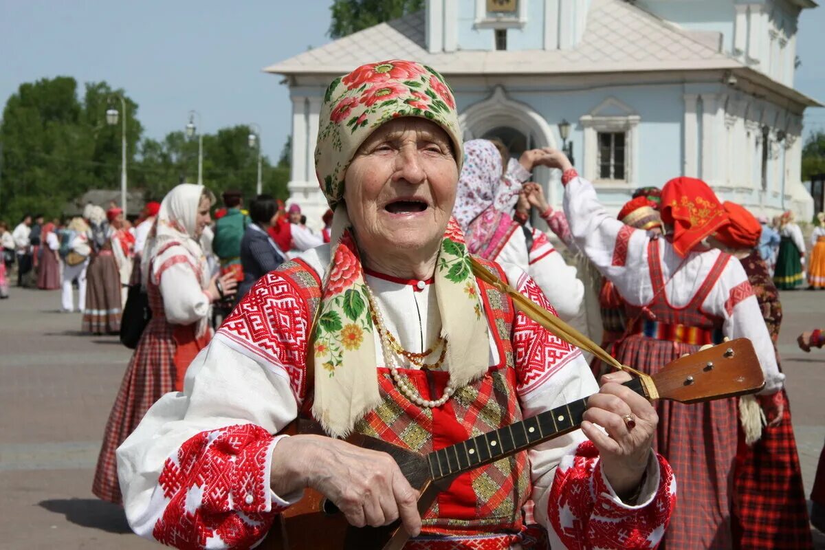 Поет народ. Люди поют частушки. Бабушки поют. Русские народные бабушки. Бабушки поют частушки.